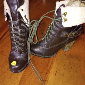 Brown boots with heels on them